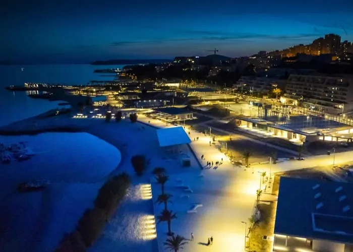 Del Mar Apartment, Two Bedrooms, Beachfront *