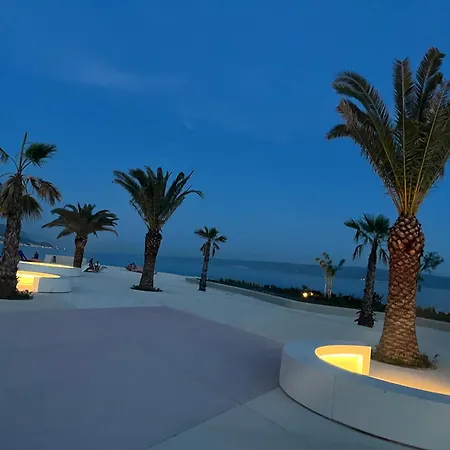 Apartmán Del Mar Apartment, Two Bedrooms, Beachfront *